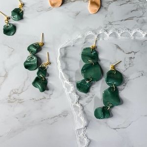 NWT wavy petal earring set of 3; Dark green+gold